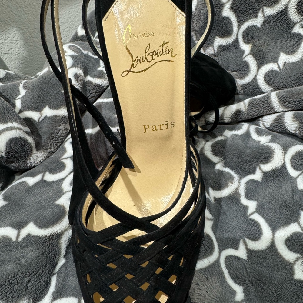 Beautiful suede pumps with strap buckle size 38 1/2 gently used